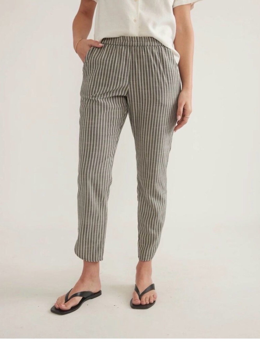 Marine Layer Striped Tapered Ankle Cropped Pants in Grey and White